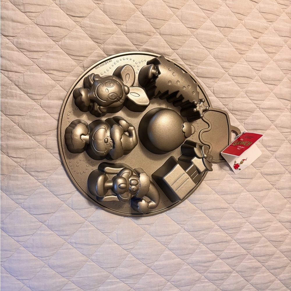 Williams Sonoma The Grinch Cakelet Pan - Thumbnail 3